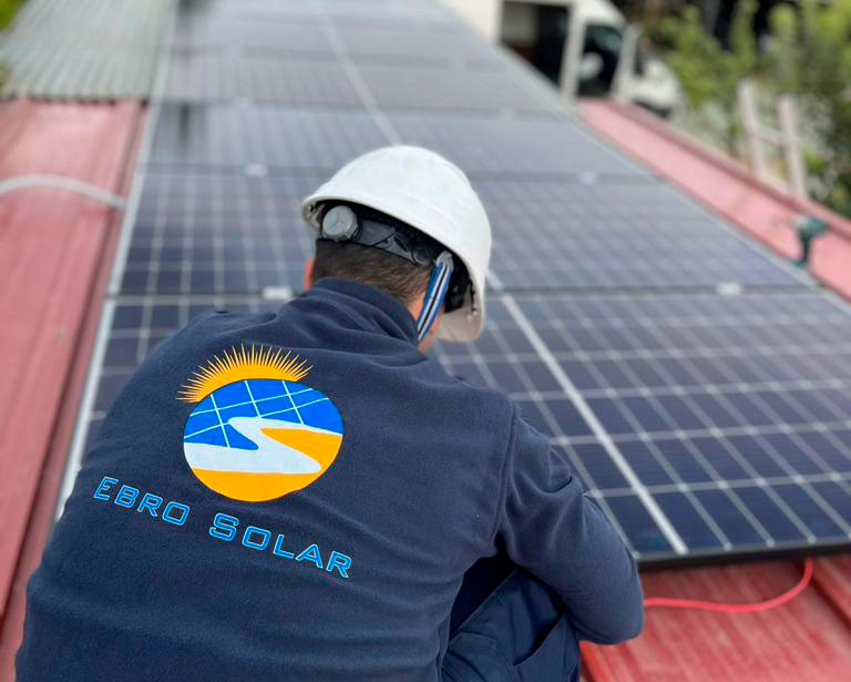 Trabajador de Ebro Solar instalando una placa fotovoltaica
